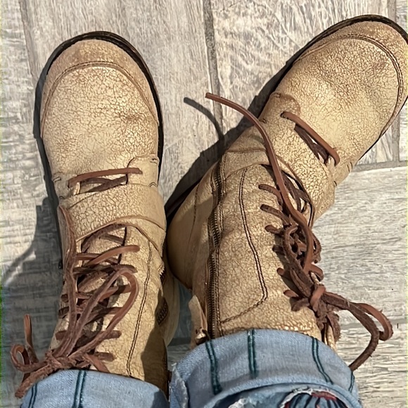 Gee WaWa cream crackle-leather combat boots - Picture 3 of 14